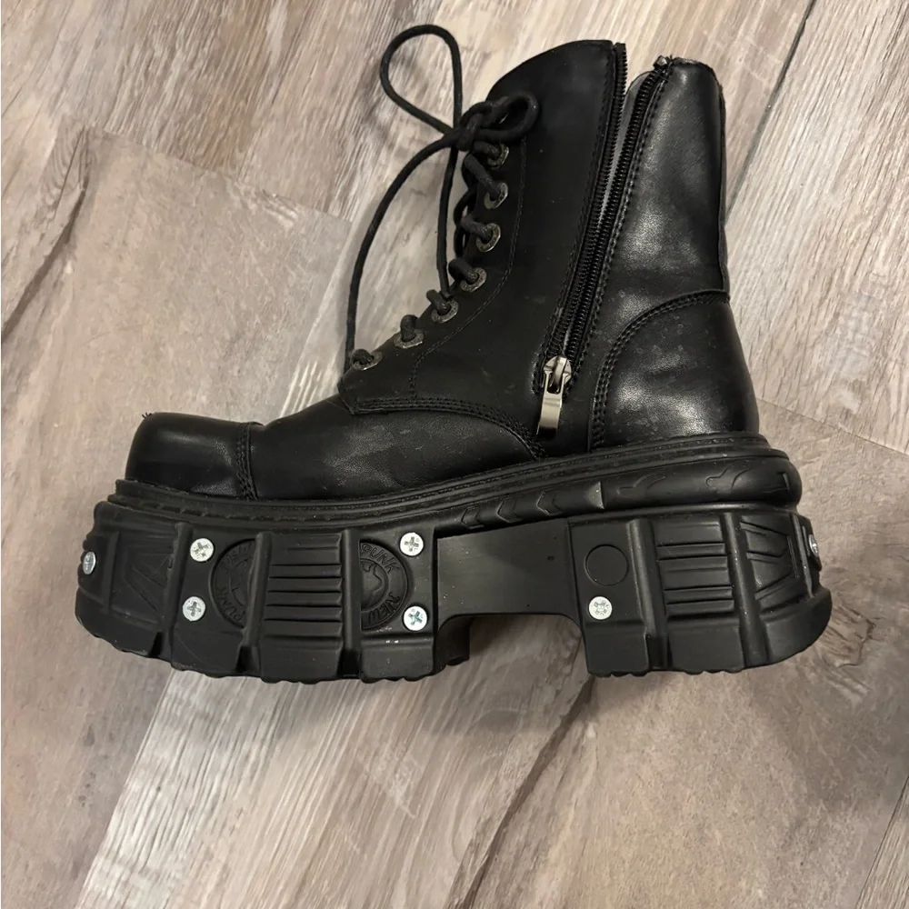 Black Platform Combat Boots - Women's Lace-Up Zipper Boot - Picture 4 of 6